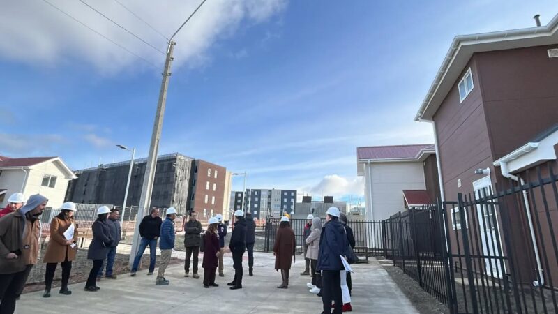 Ministro de Vivienda Iván Poduje realizó diversas actividades en terreno en Punta Arenas