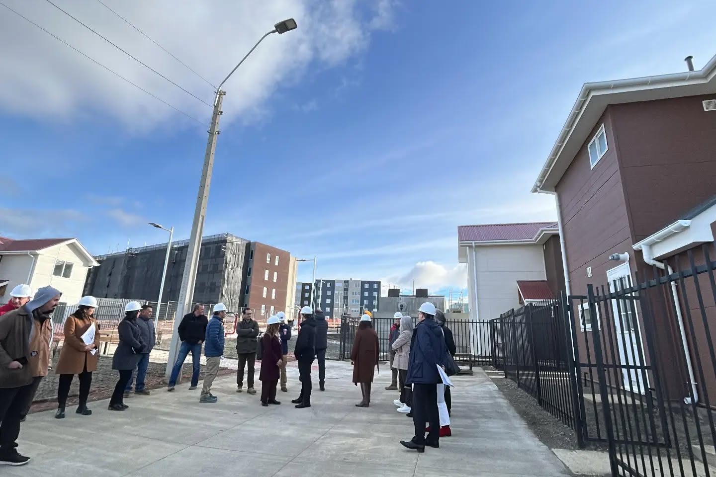 Ministro de Vivienda Iván Poduje realizó diversas actividades en terreno en Punta Arenas