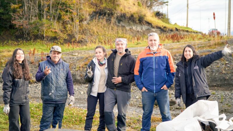 Municipio y comunidad Yagán unen esfuerzos para recuperar el borde del río Ukika en Puerto Williams