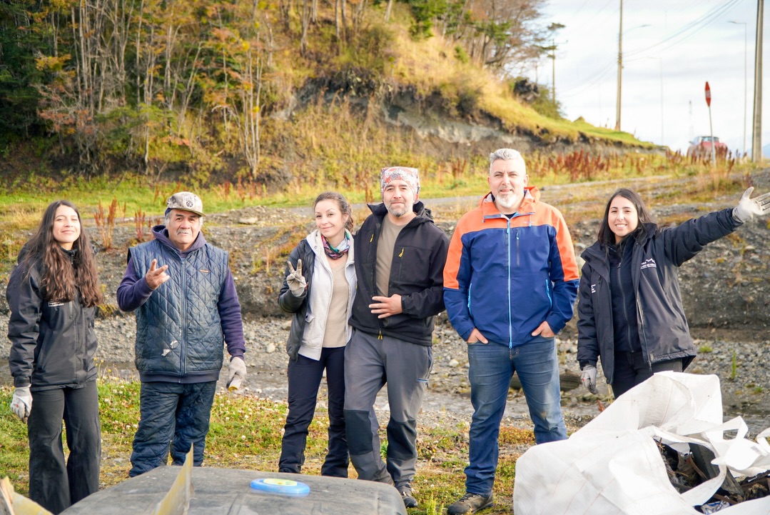 Municipio y comunidad Yagán unen esfuerzos para recuperar el borde del río Ukika en Puerto Williams