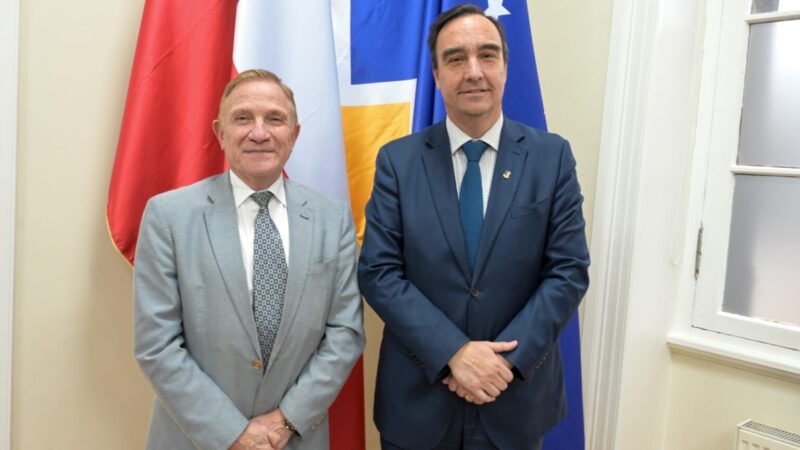 Gobernador Flies define prioridades regionales en educación junto al Seremi José Raúl Alvarado: Programas escolares, uso de infraestructura y Plan de Zonas Extremas
