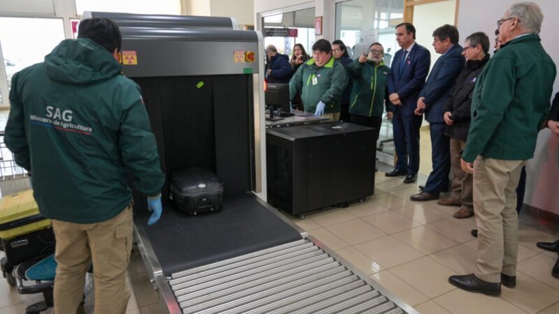 Seguridad reforzada y de última tecnología financiada por el Gobierno Regional: autoridades regionales inauguran nuevo equipo de rayos X para el aeropuerto de Punta Arenas.