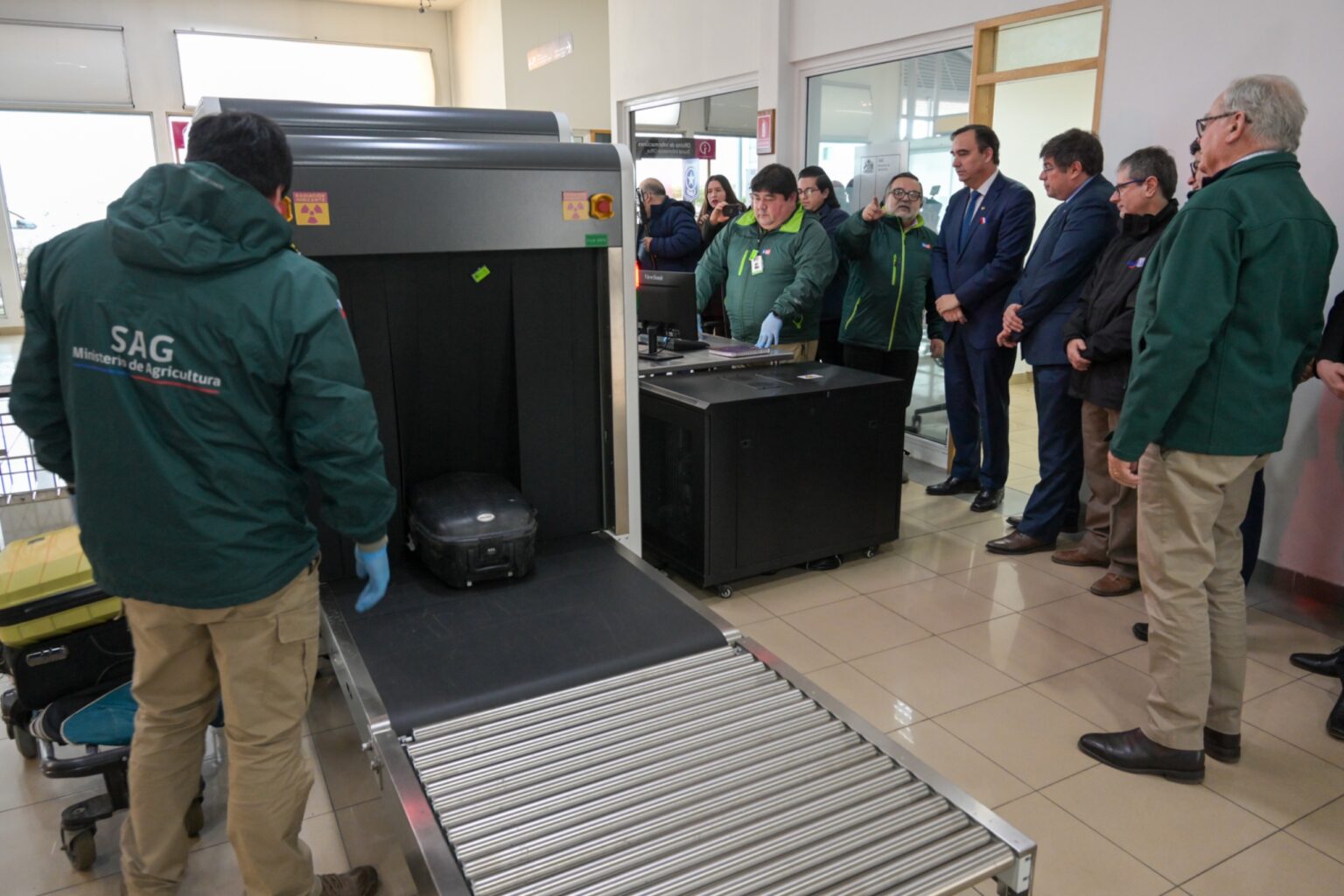 Seguridad reforzada y de última tecnología financiada por el Gobierno Regional: autoridades regionales inauguran nuevo equipo de rayos X para el aeropuerto de Punta Arenas.