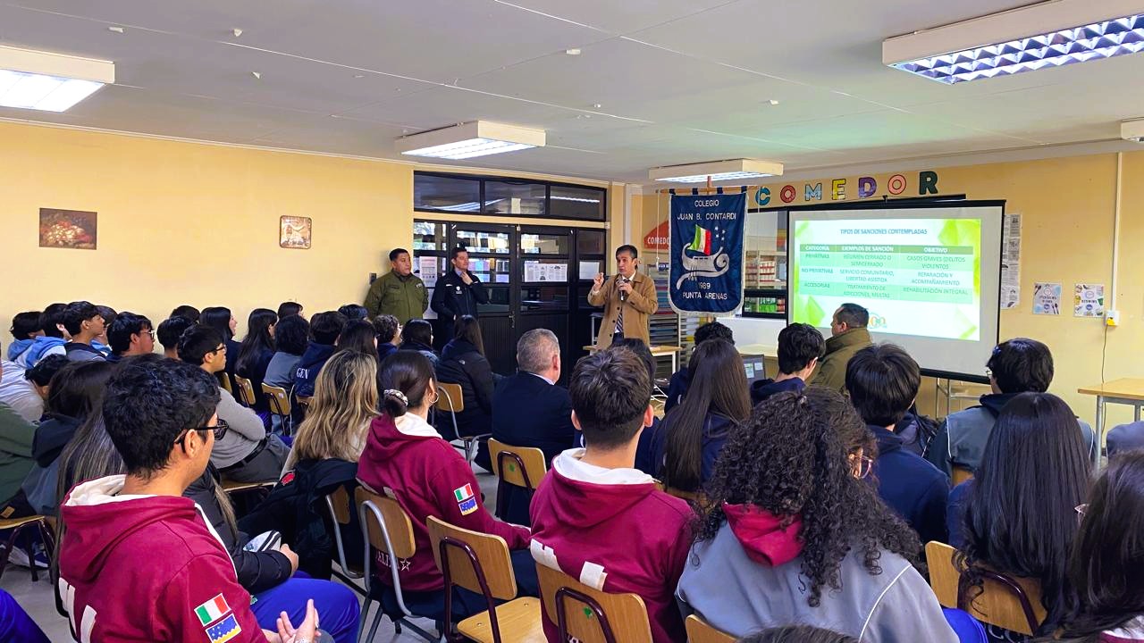 Se refuerza labor preventiva con charla sobre responsabilidad penal adolescente en el Liceo Juan Bautista Contardi de Punta Arenas