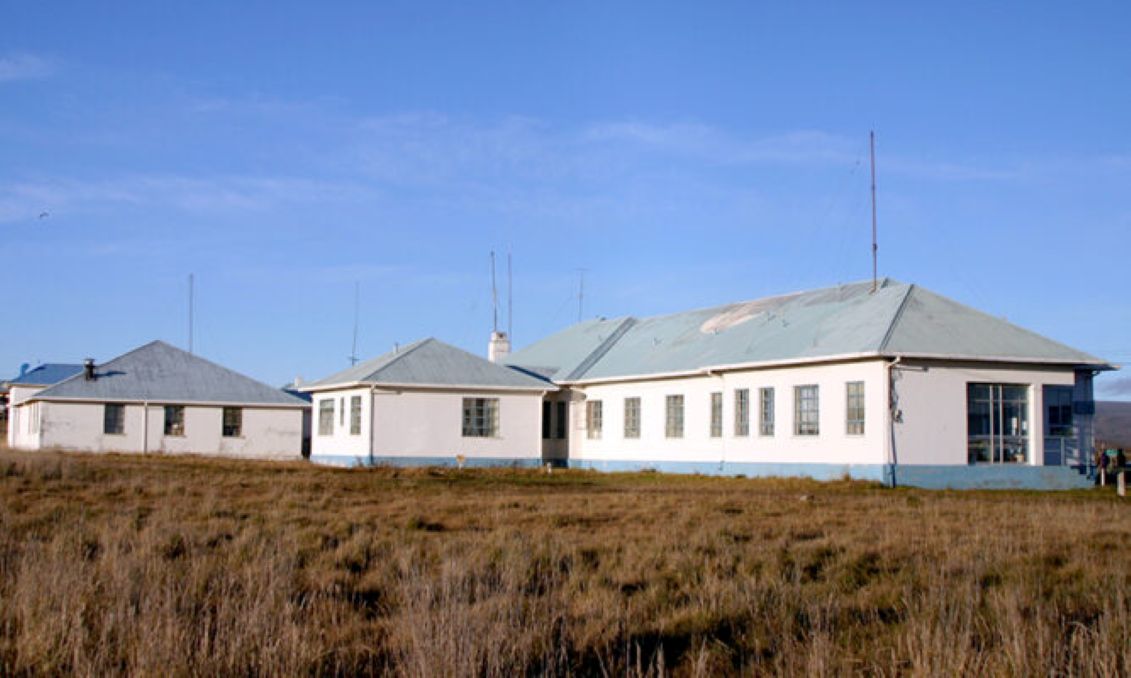 Municipio de Porvenir proyecta recuperar antiguo Hospital para servicios públicos.