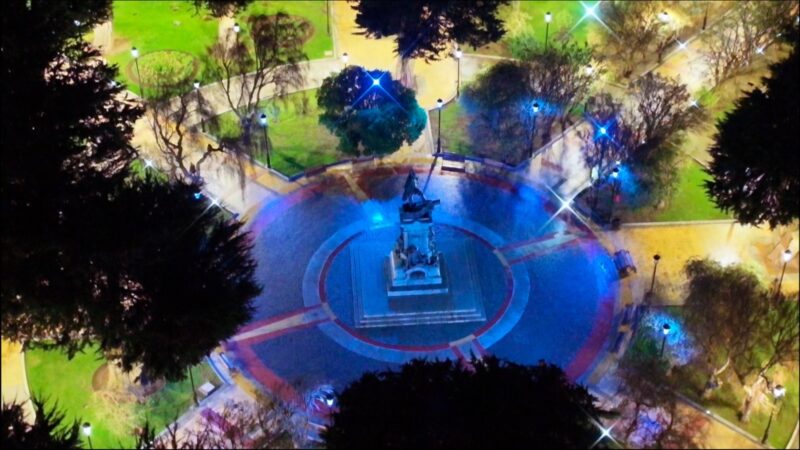 Plaza Muñoz Gamero de Punta Arenas se ilumina de azul por el 93° aniversario de la PDI