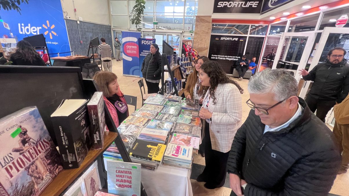 Feria de emprendimiento de SERCOTEC y FOSIS celebra el Día del Padre en Punta Arenas.