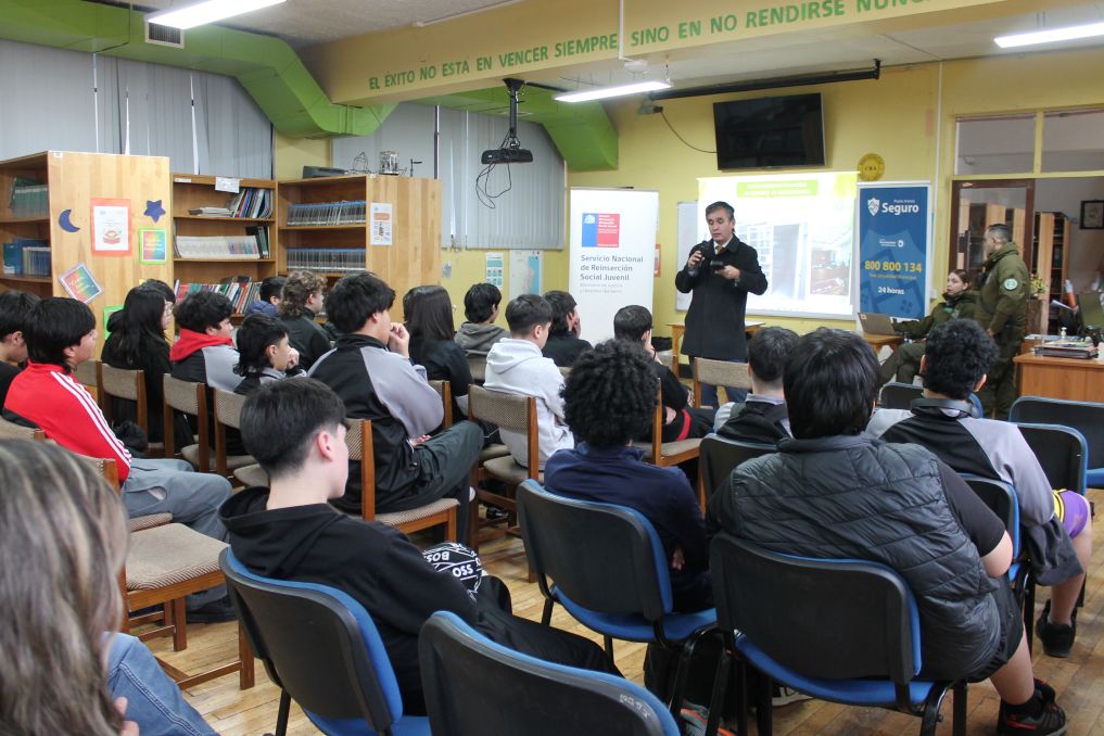 Estudiantes del Liceo Industrial «Armando Quezada Acharán» de Punta Arenas conocieron Ley de Responsabilidad Penal Adolescente.