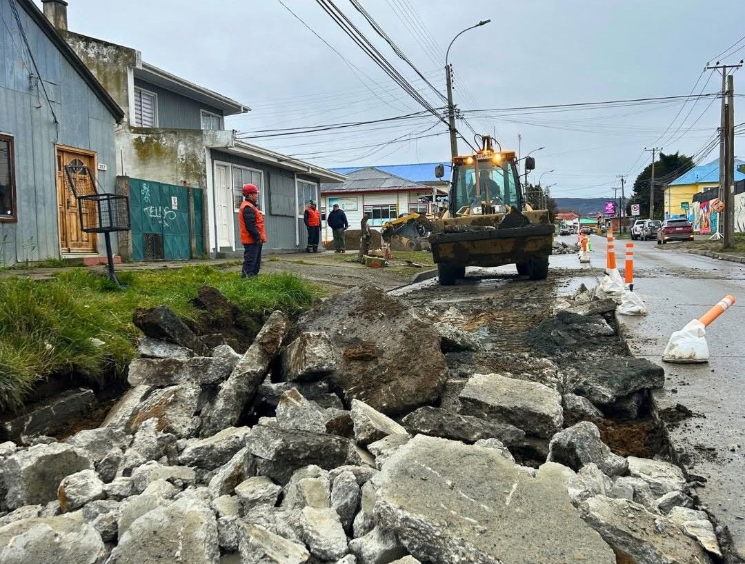 SERVIU avanza en la recuperación de calles en Punta Arenas: se realizan obras de conservación vial en calle Angamos