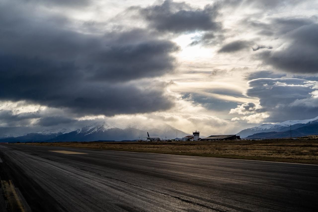 MOP asegura continuidad aérea en Puerto Natales: conservación de pista se ejecutará sin cierre