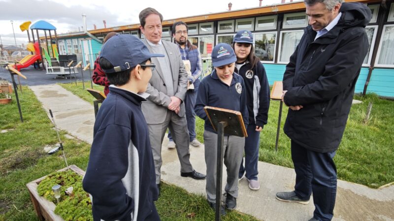 DPP de Última Esperanza y seremi de Medio Ambiente entregaron un reconocimiento a estudiantes de Puerto Natales por su destacado compromiso con el cuidado del entorno.