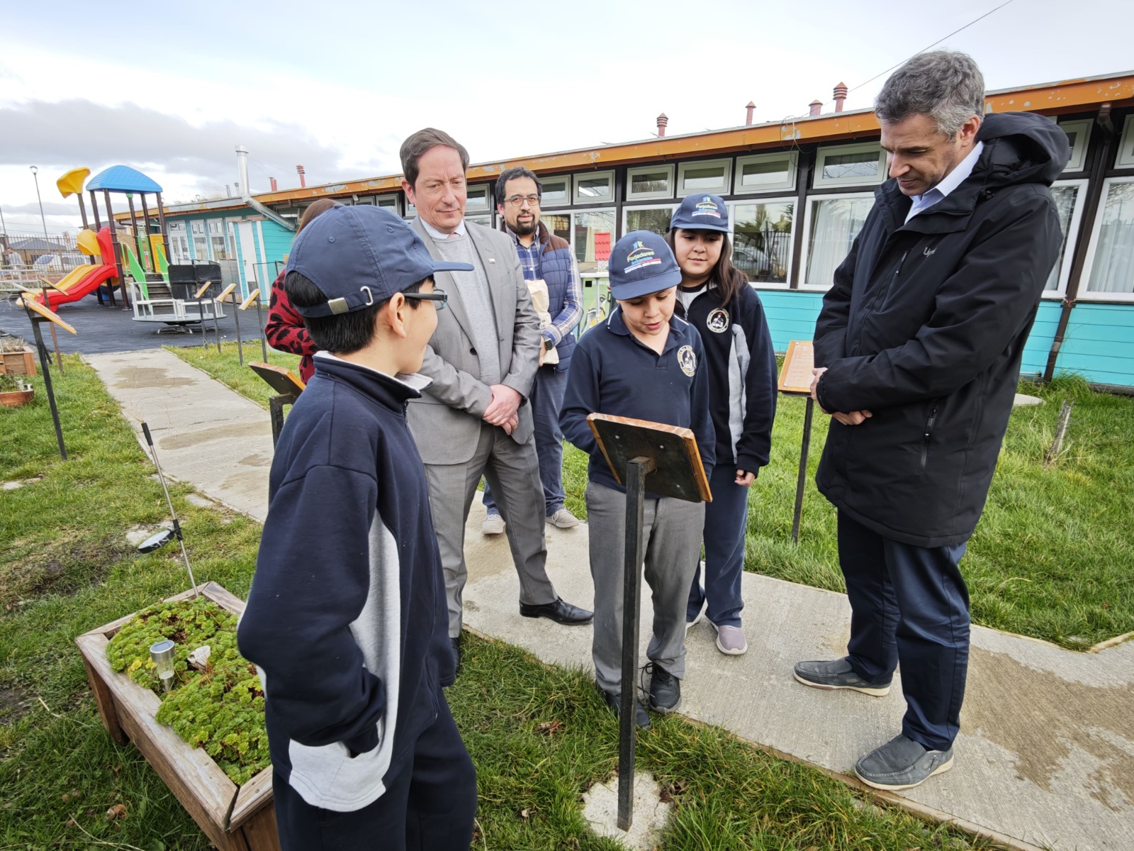 DPP de Última Esperanza y seremi de Medio Ambiente entregaron un reconocimiento a estudiantes de Puerto Natales por su destacado compromiso con el cuidado del entorno.