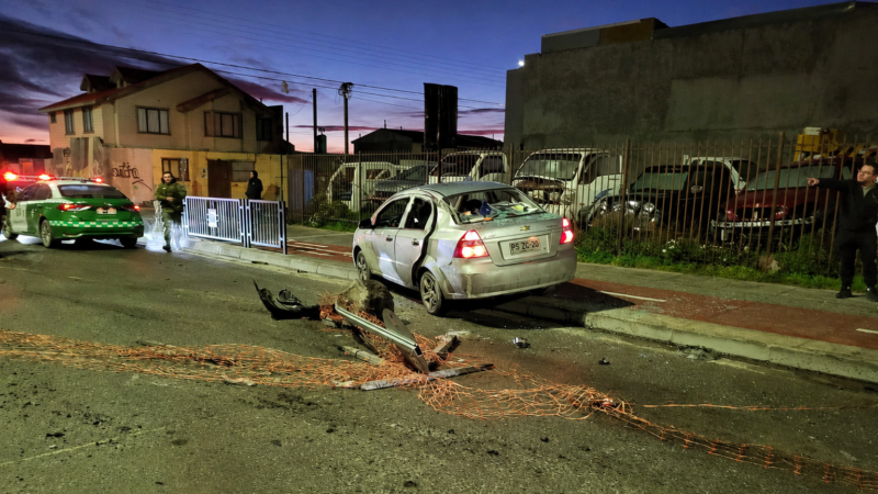 Alcohol al volante deja lesionados y millonarios daños en mobiliario urbano