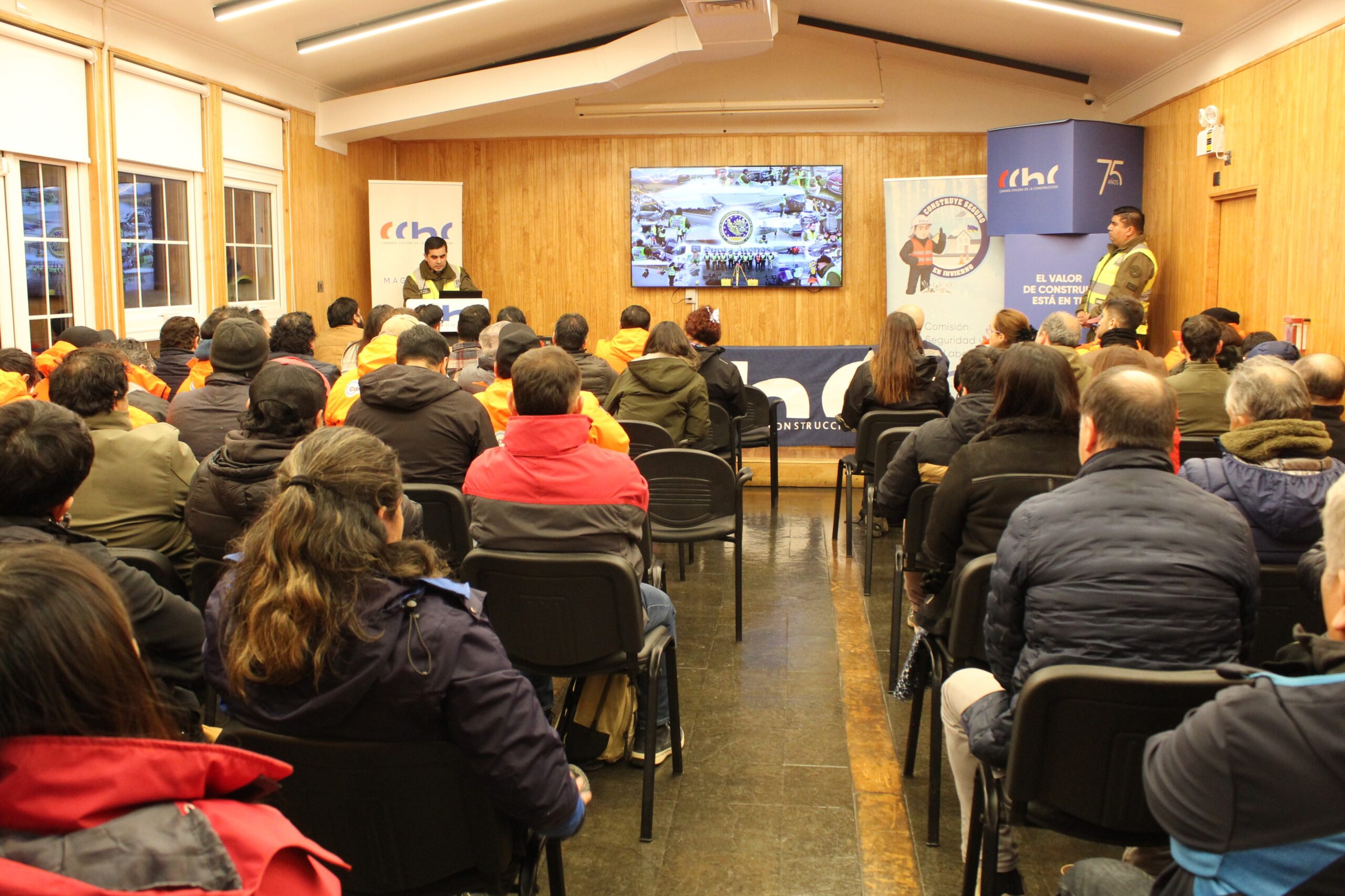 Más de 80 trabajadores participaron en charla sobre seguridad vial invernal en Magallanes.