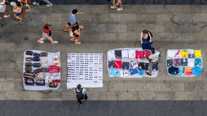 Comercio ilegal creció 15% en Chile en cinco años y se concentra en grandes ciudades, revela estudio de la Universidad Andrés Bello