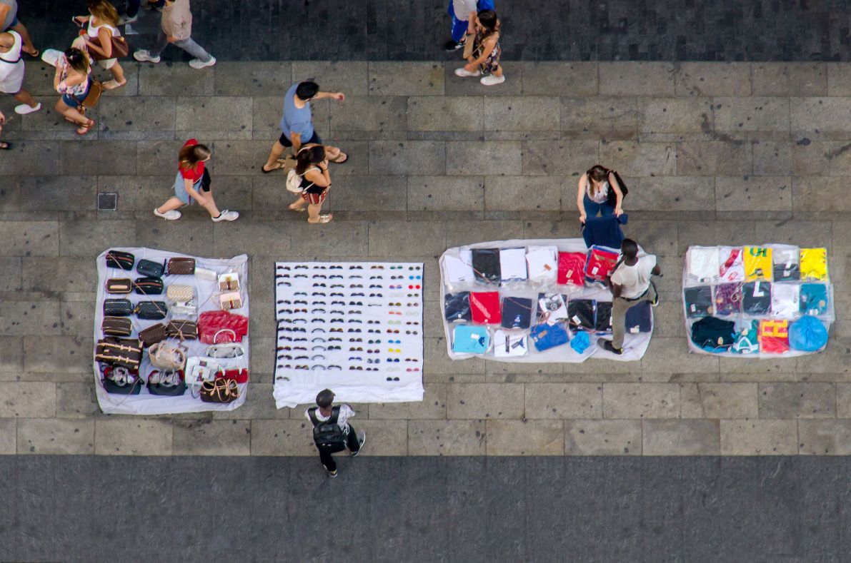 Comercio ilegal creció 15% en Chile en cinco años y se concentra en grandes ciudades, revela estudio de la Universidad Andrés Bello