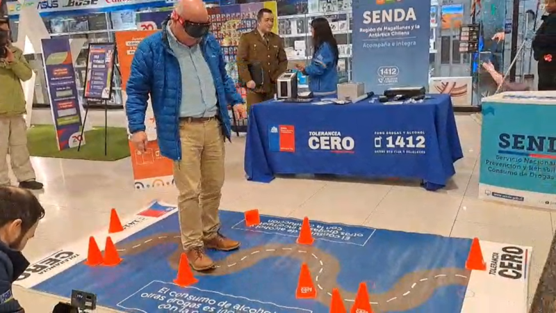 Simuladores permitieron experimentar efectos del alcohol y drogas al volante en jornada preventiva de SENDA Magallanes.
