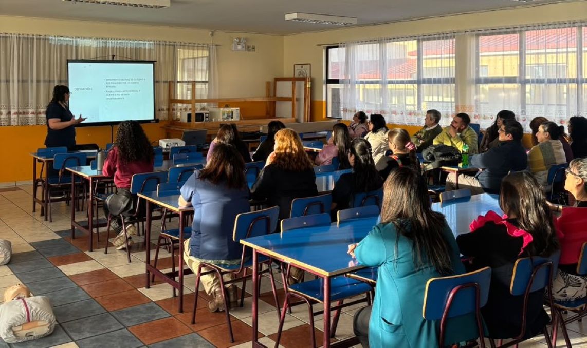 INACAP capacitó a 78 integrantes de la comunidad educativa de la Escuela Patagonia de Punta Arenas en primeros auxilios y reanimación cardiopulmonar.