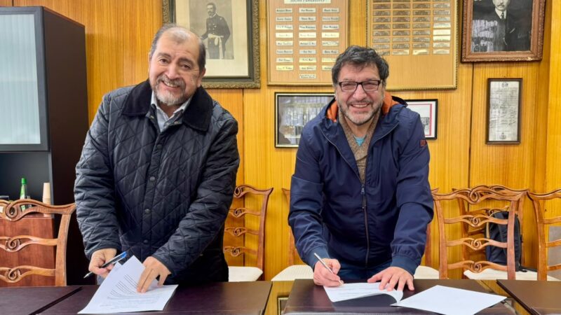 Municipalidad de Laguna Blanca y Cuerpo de Bomberos de Punta Arenas firman convenio para fortalecer a la Novena Compañía.