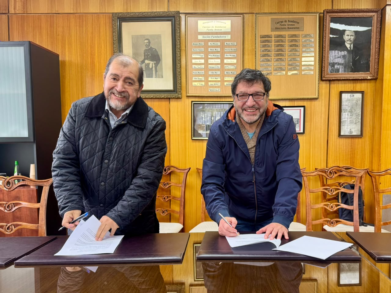 Municipalidad de Laguna Blanca y Cuerpo de Bomberos de Punta Arenas firman convenio para fortalecer a la Novena Compañía.
