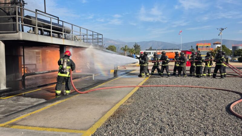 HIF Haru Oni refuerza preparación ante emergencias con capacitación de Bomberos de Chile.