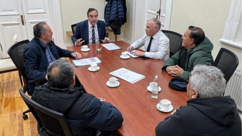 Gobernador Regional de Magallanes y trabajadores del mar abordan desarrollo acuícola y Ley Lafkenche