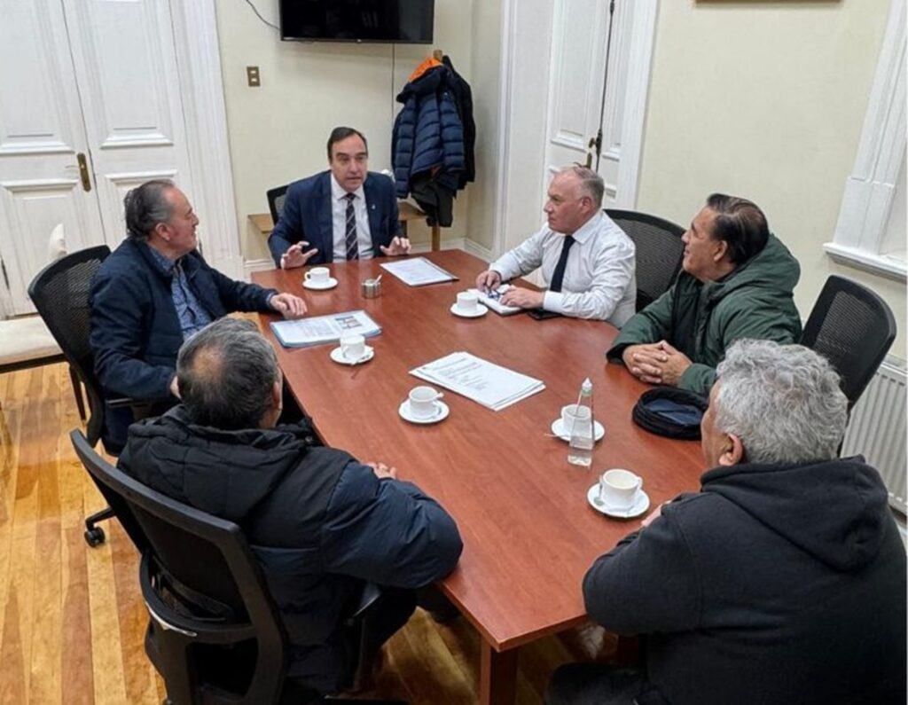 Gobernador Regional de Magallanes y trabajadores del mar abordan desarrollo acuícola y Ley Lafkenche