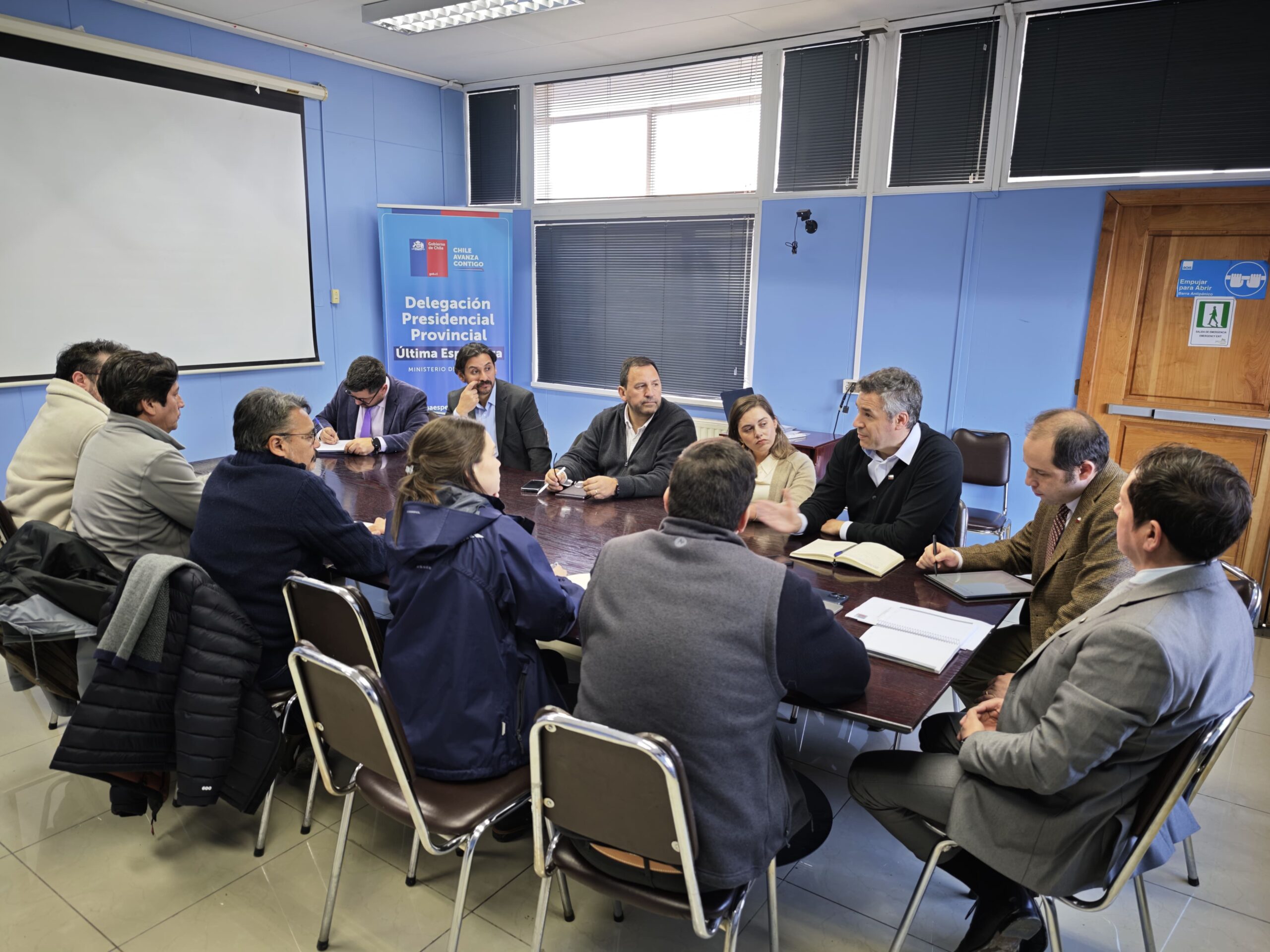 Mesa de Trabajo por el Desarrollo Salmonero avanza en coordinación para fortalecer la inversión y el empleo en Última Esperanza.
