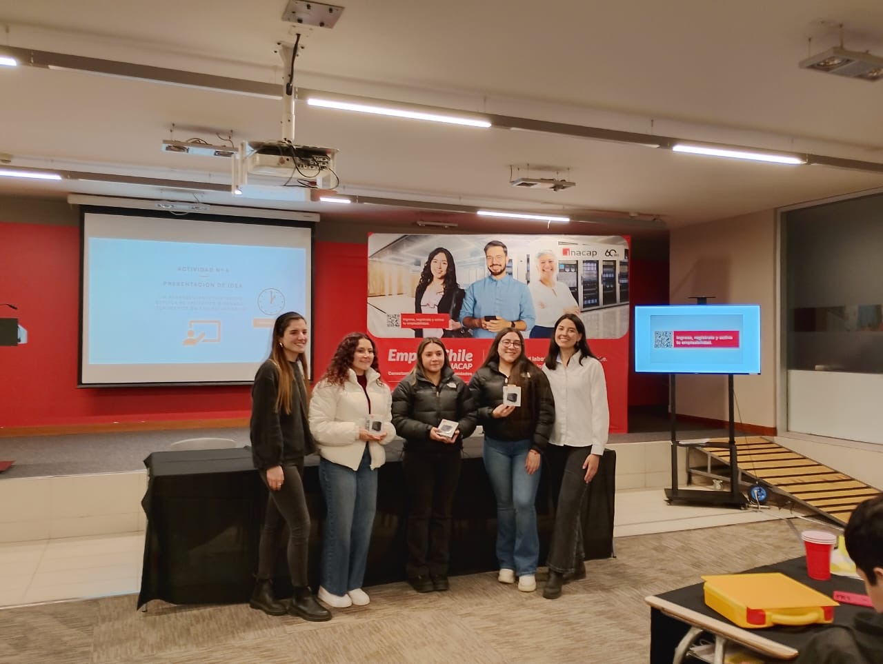 Innovación, aprendizaje práctico y empleabilidad: Inacap y Aquachile fortalecen la formación de estudiantes.