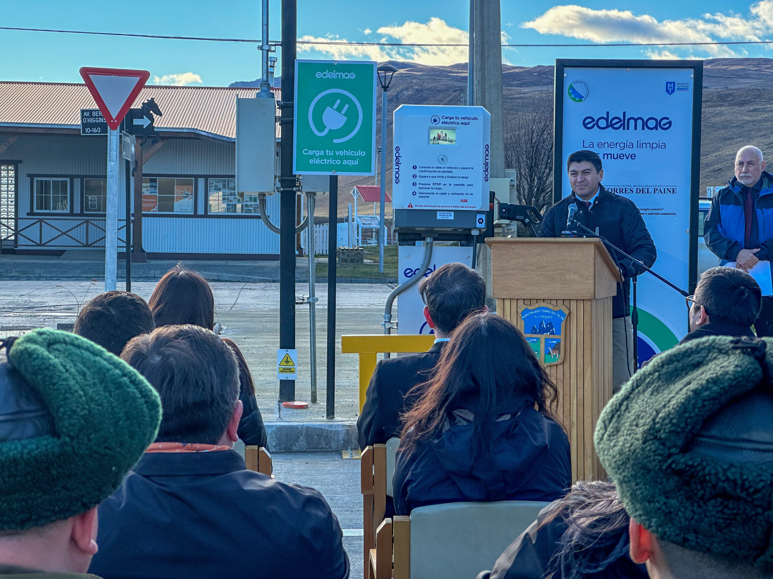 EDELMAG y Municipalidad de Torres del Paineinauguran electrocargador en Cerro Castillo 