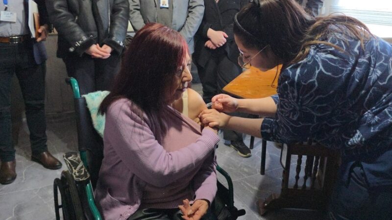 Sector Salud refuerza Campaña de Invierno con vacunación a domicilio en Magallanes