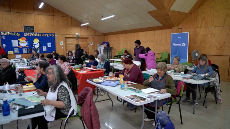 Municipio de Punta Arenas invita a conocer el talento de las personas mayores en muestra itinerante de talleres
