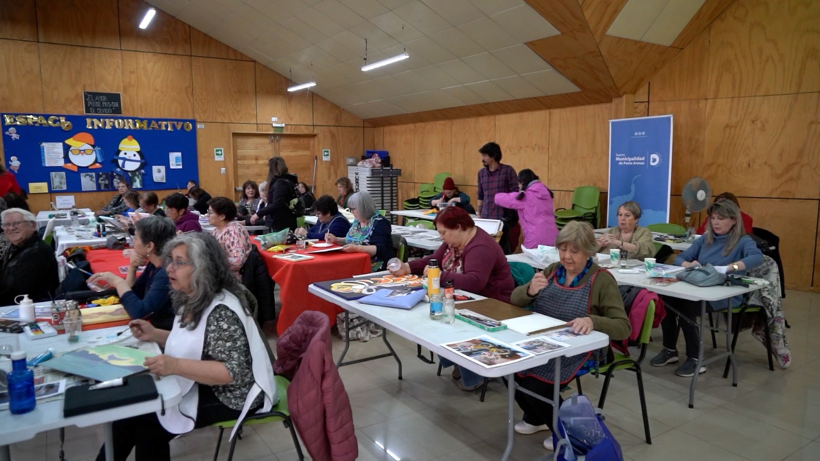 Municipio de Punta Arenas invita a conocer el talento de las personas mayores en muestra itinerante de talleres