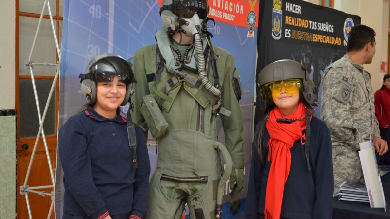 IVª Brigada Aérea conversó sobre la vocación aeroespacial con estudiantes de Punta Arenas.
