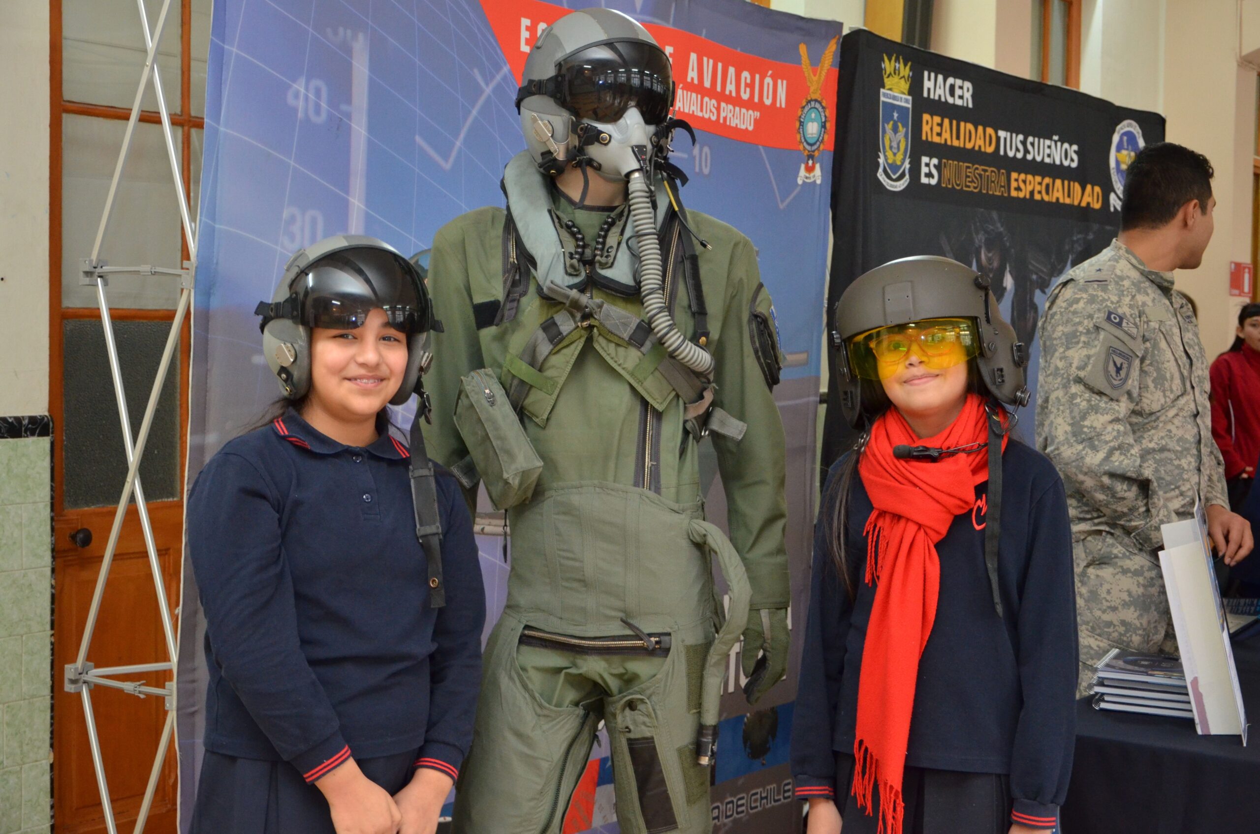 IVª Brigada Aérea conversó sobre la vocación aeroespacial con estudiantes de Punta Arenas.