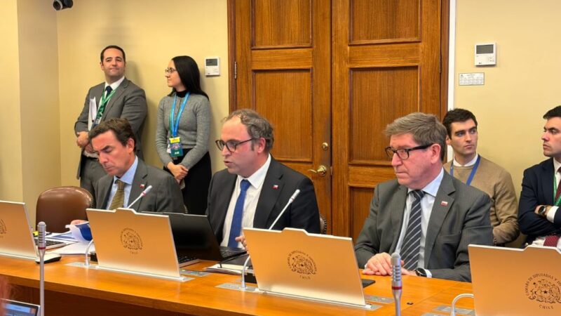 Ministerio de Economía presenta proyecto que moderniza firma electrónica y facilita trámites para Pymes.