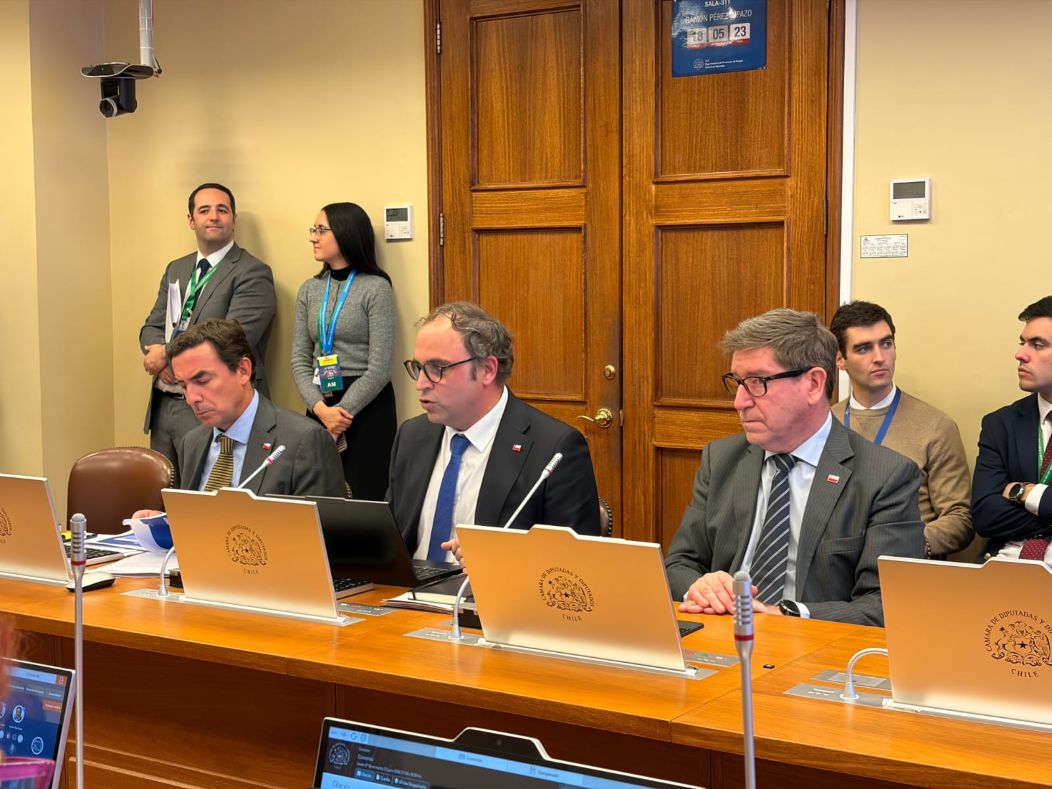 Ministerio de Economía presenta proyecto que moderniza firma electrónica y facilita trámites para Pymes.