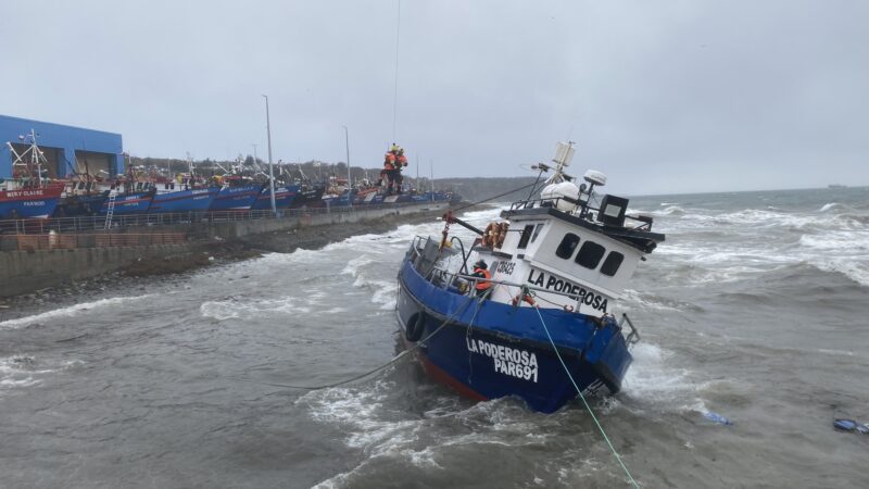 Unidad de la III Zona Naval realiza salvamento marítimo en sector de Barranco Amarillo al norte de Punta Arenas
