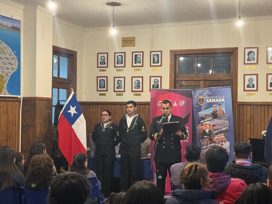 Capitanía de Puerto de Natales premia ganadores de concurso de pintura y cierra mes del Mar