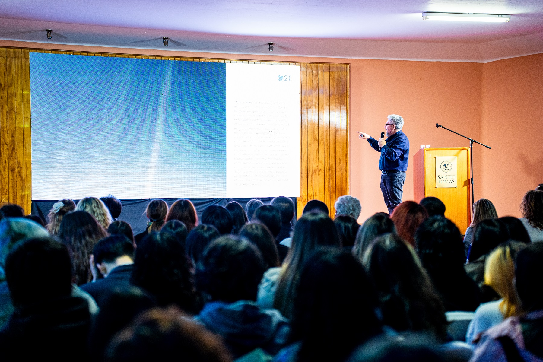 Santo Tomás y Austro Chile convocaron a más de cien personas en seminario sobre el futuro antártico de Punta Arenas