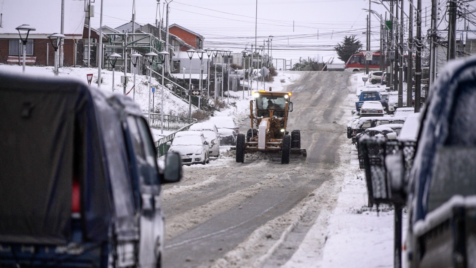 Municipalidad despliega operativo por nieve en Punta Arenas