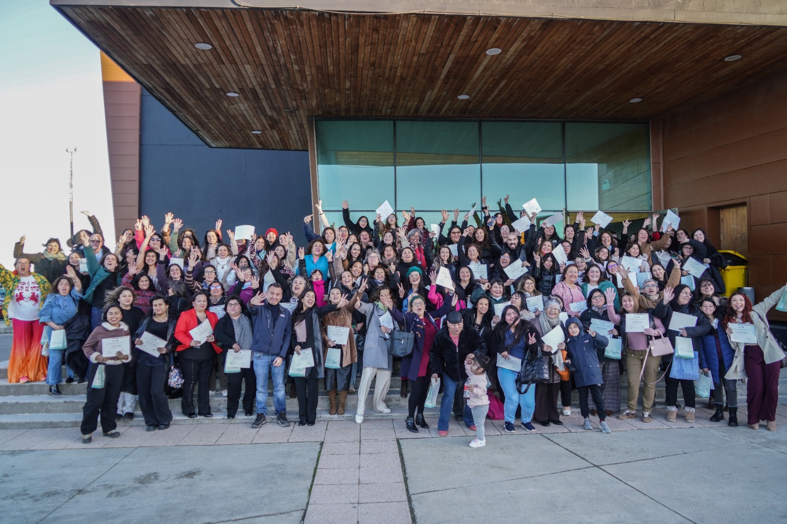 Cerca de 270 mujeres se certificaron en los talleres municipales de la Oficina de la Mujer en Punta Arenas.