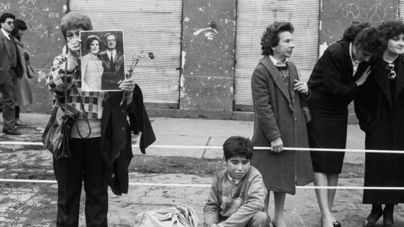 «Una sombra oscilante», documental entrelaza la memoria de un fotógrafo chileno exiliado con el presente de su hija