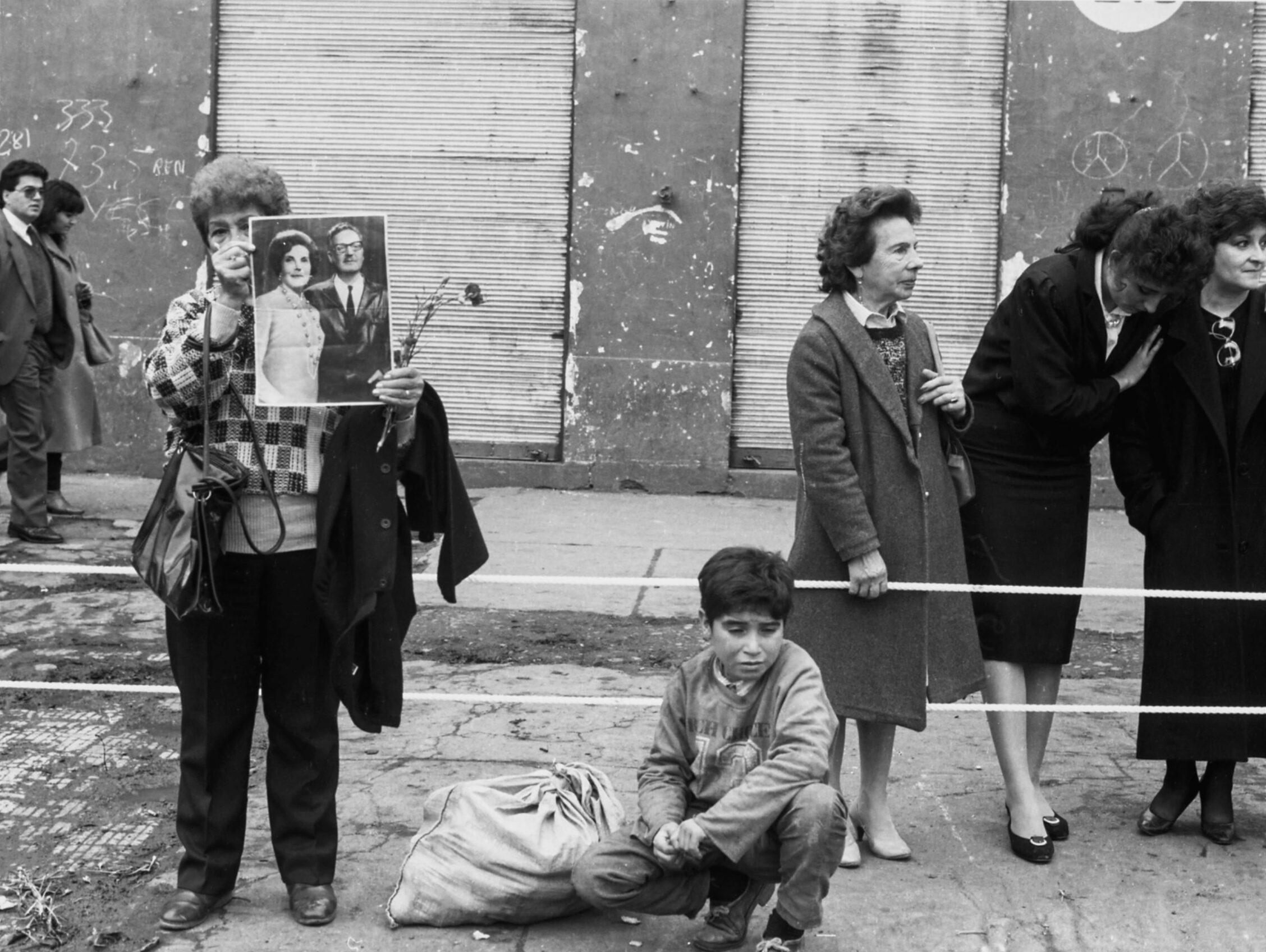«Una sombra oscilante», documental entrelaza la memoria de un fotógrafo chileno exiliado con el presente de su hija