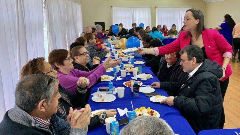Programa Vínculos realiza malón en Porvenir para fortalecer redes de apoyo entre personas mayores