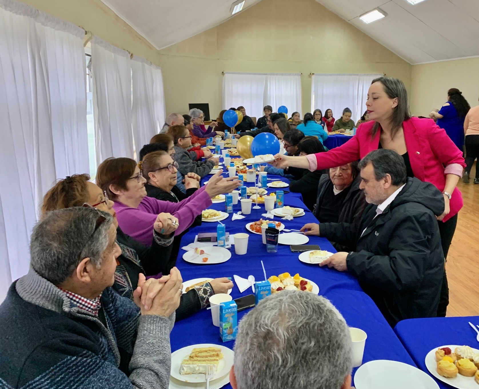 Programa Vínculos realiza malón en Porvenir para fortalecer redes de apoyo entre personas mayores