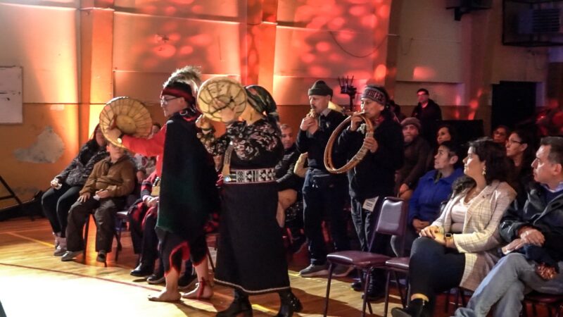 Artesanía, gastronomía y música en vivo dan vida a la XIII Expo Indígena en Punta Arenas.