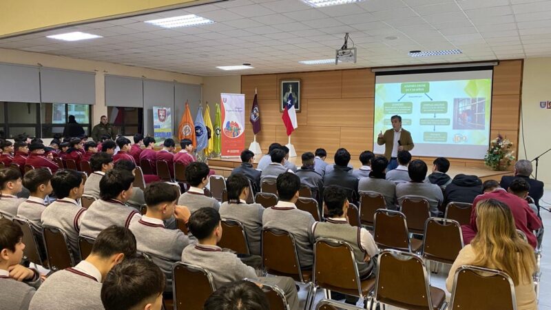 Servicio de Reinserción Social Juvenil y Carabineros realizan charla sobre la Ley de Responsabilidad Penal Adolescente en el Instituto Don Bosco de Punta Arenas.