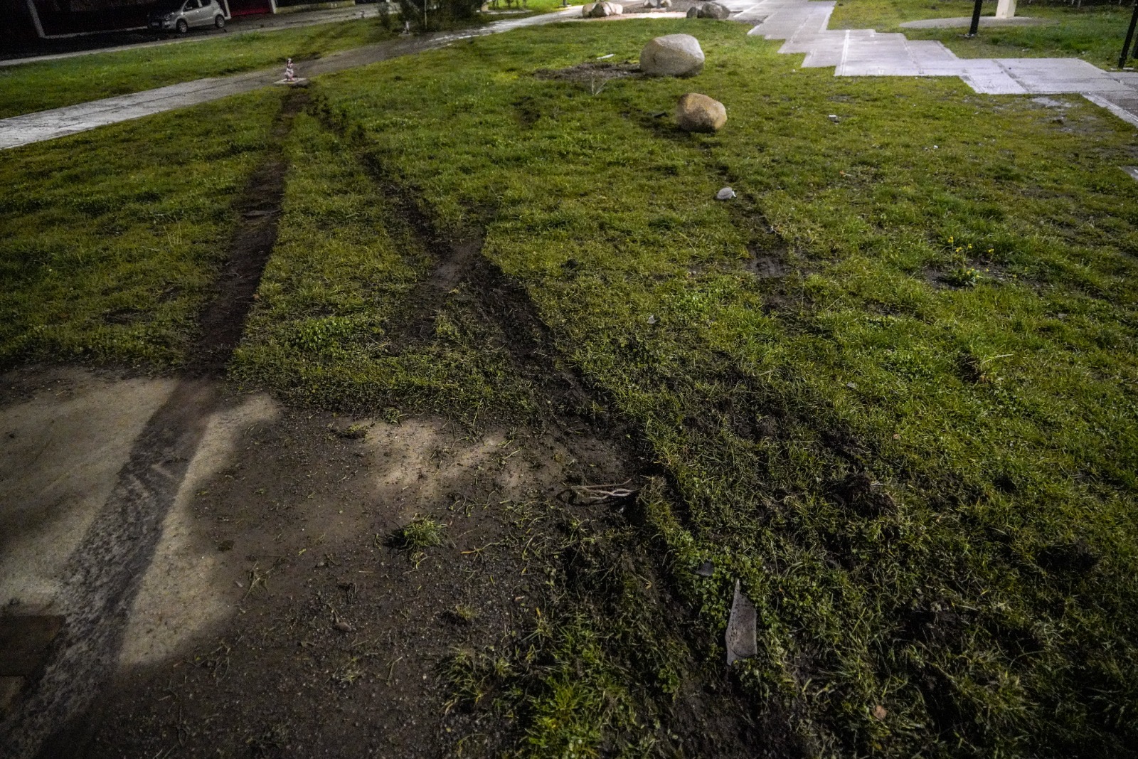 Millonarios daños en Avenida Bulnes: buscan a conductor que destruyó áreas verdes y luminarias recién remodeladas
