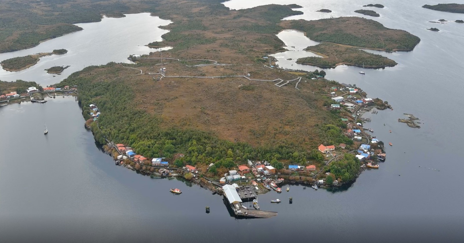 Equipo de profesionales de Bienes Nacionales actualizó información de suelo fiscal en Puerto Edén con tecnología de drones